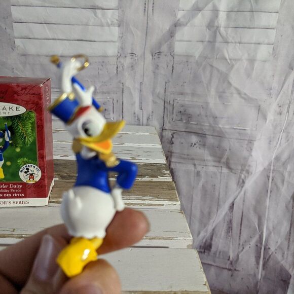 Hallmark BATON TWIRLER DAISY 2000 Mickey’s Holiday - Picture 6 of 7